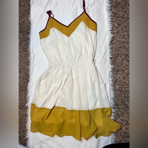 white and yellow dress - Picture 2 of 3